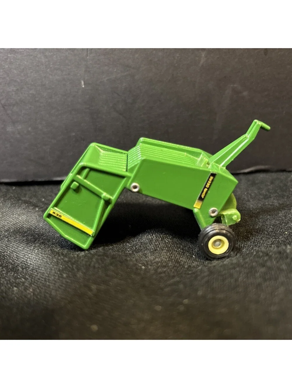 VTG ERTL  John Deere Round Baler #535 Die-cast  Green & Yellow Great Toy & Con.